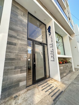 Hotel exterior and entrance at Hotelito del Mar