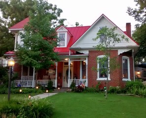 Exterior - Historic Iron Horse Inn (Hermann)