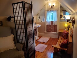 Room, Private Bathroom (Sun Room) | Bathroom | Free toiletries, hair dryer, bathrobes, slippers