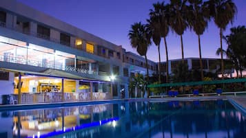 2 Außenpools, geöffnet von 09:00 Uhr bis 22:00 Uhr, Cabañas (kostenlos)