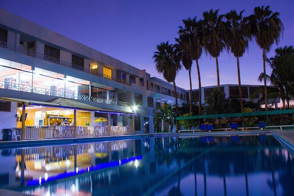 2 piscinas al aire libre, cabañas de piscina gratuitas, tumbonas