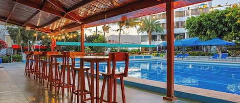 Bar junto a la piscina
