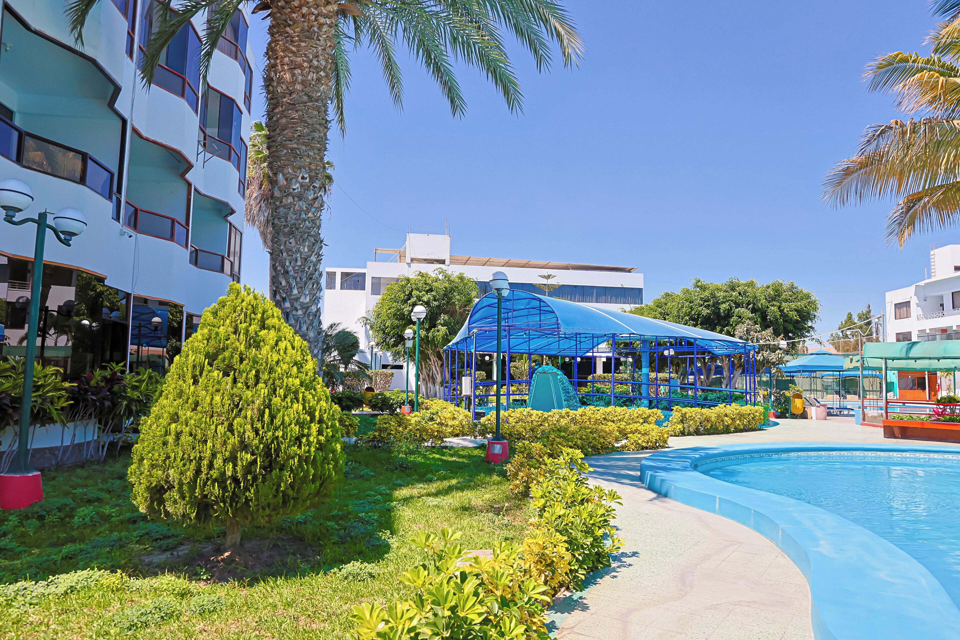 2 outdoor pools, open 9:00 AM to 10:00 PM, free pool cabanas