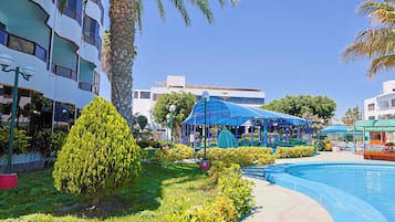 2 outdoor pools, open 9:00 AM to 10:00 PM, free pool cabanas