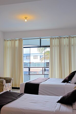 Bar mini, meja, ruang kerja komputer riba, seterika/papan seterika 