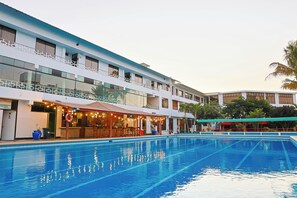 2 piscinas al aire libre, camas de piscina gratis