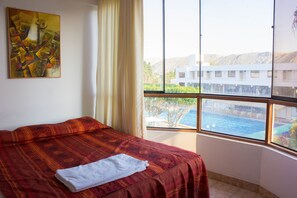Executive kamer | Een minibar, een bureau, een laptopwerkplek, een strijkplank/strijkijzer