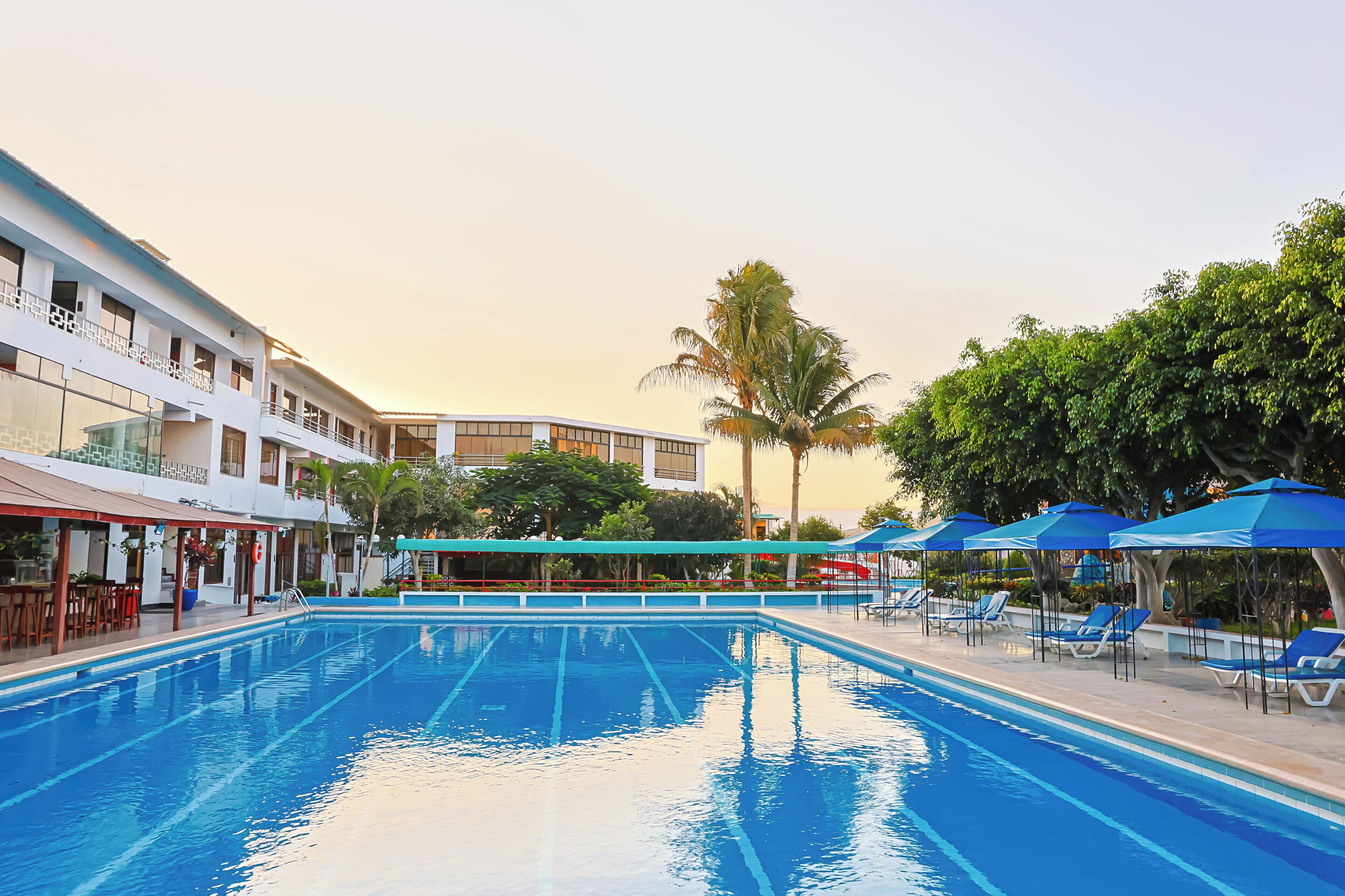 2 piscinas al aire libre, camas de piscina gratis