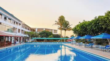 2 piscinas al aire libre, camas de piscina gratis