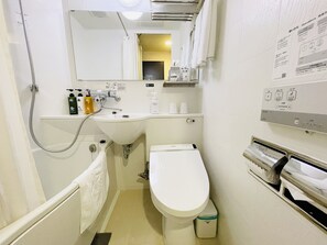 Combined shower/tub, free toiletries, hair dryer, slippers - APA Hotel Akihabaraeki Denkigaiguchi (Tokyo)
