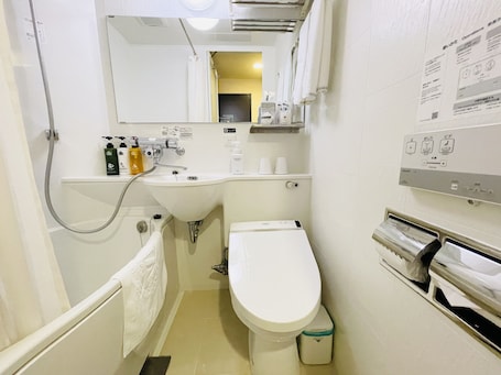 Combined shower/tub, free toiletries, hair dryer, slippers. APA Hotel Akihabaraeki Denkigaiguchi
