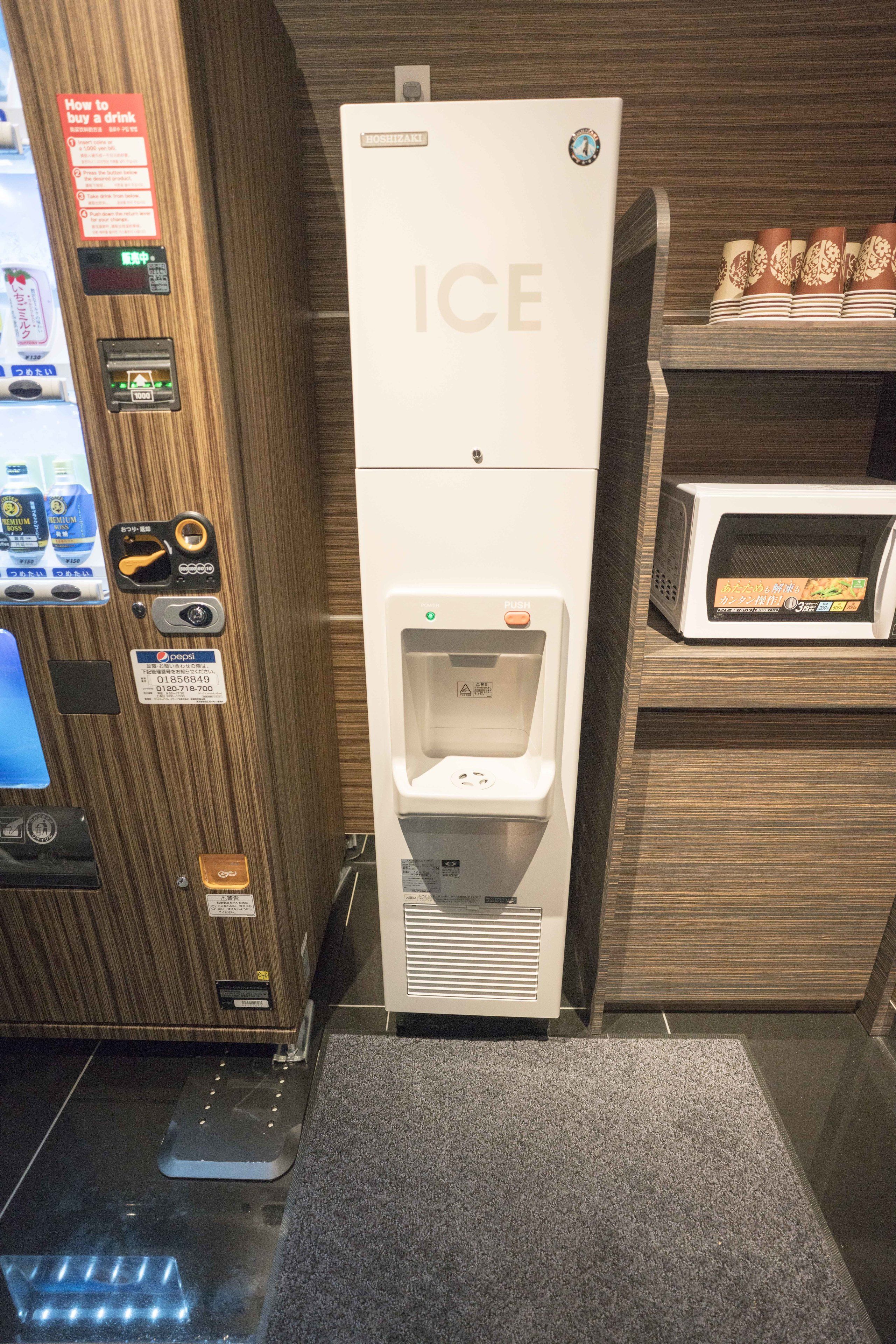 Ein Getränkeautomat mit Pepsi-Logo, Eisspender und Mikrowelle.