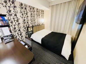 Desk, blackout drapes, free WiFi, bed sheets - APA Hotel Akihabaraeki Denkigaiguchi (Tokyo)