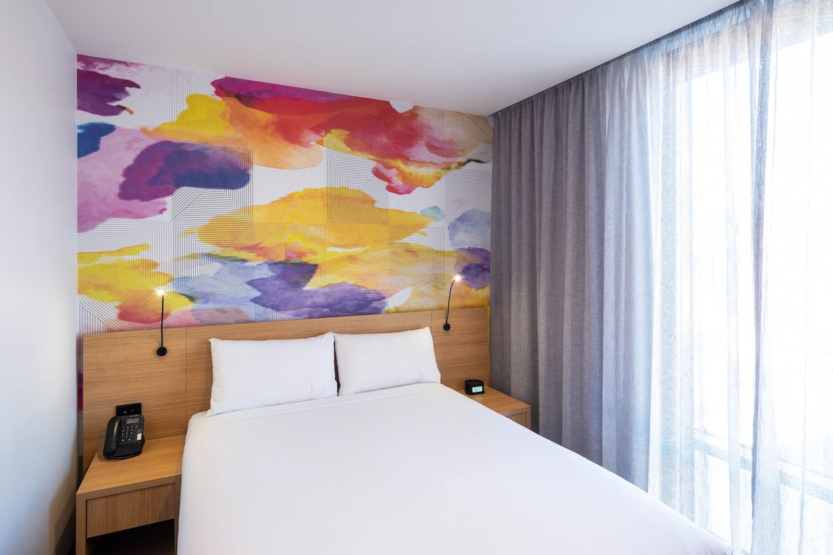 Standaard kamer, 1 queensize bed, toegankelijk voor mindervaliden | Een kluis op de kamer, een bureau, verduisterende gordijnen