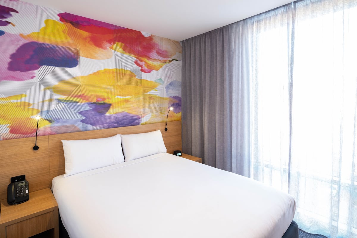 Standaard kamer, 1 kingsize bed | Een kluis op de kamer, een bureau, verduisterende gordijnen