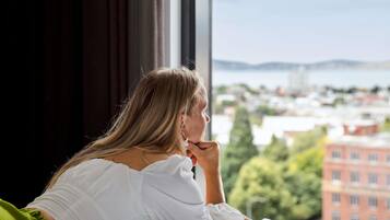 Deluxe Room, 1 King Bed | In-room safe, desk, blackout drapes, iron/ironing board