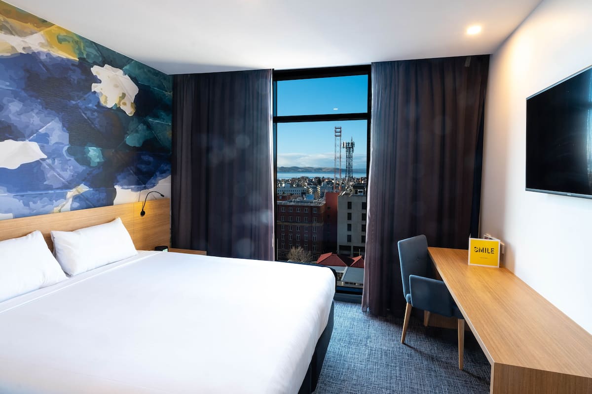 Deluxe kamer, 1 kingsize bed | Een kluis op de kamer, een bureau, verduisterende gordijnen