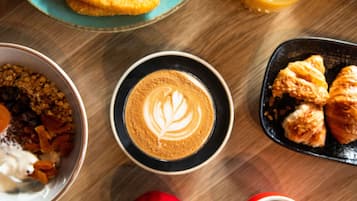 Café da manhã com buffet todos os dias (AUD 29 por pessoa)