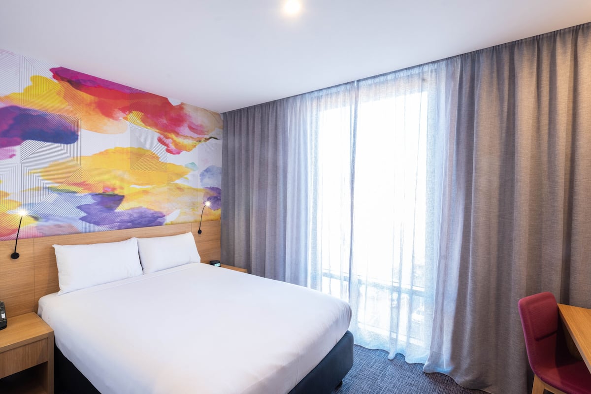 Standaard kamer, 1 kingsize bed, toegankelijk voor mindervaliden | Een kluis op de kamer, een bureau, verduisterende gordijnen