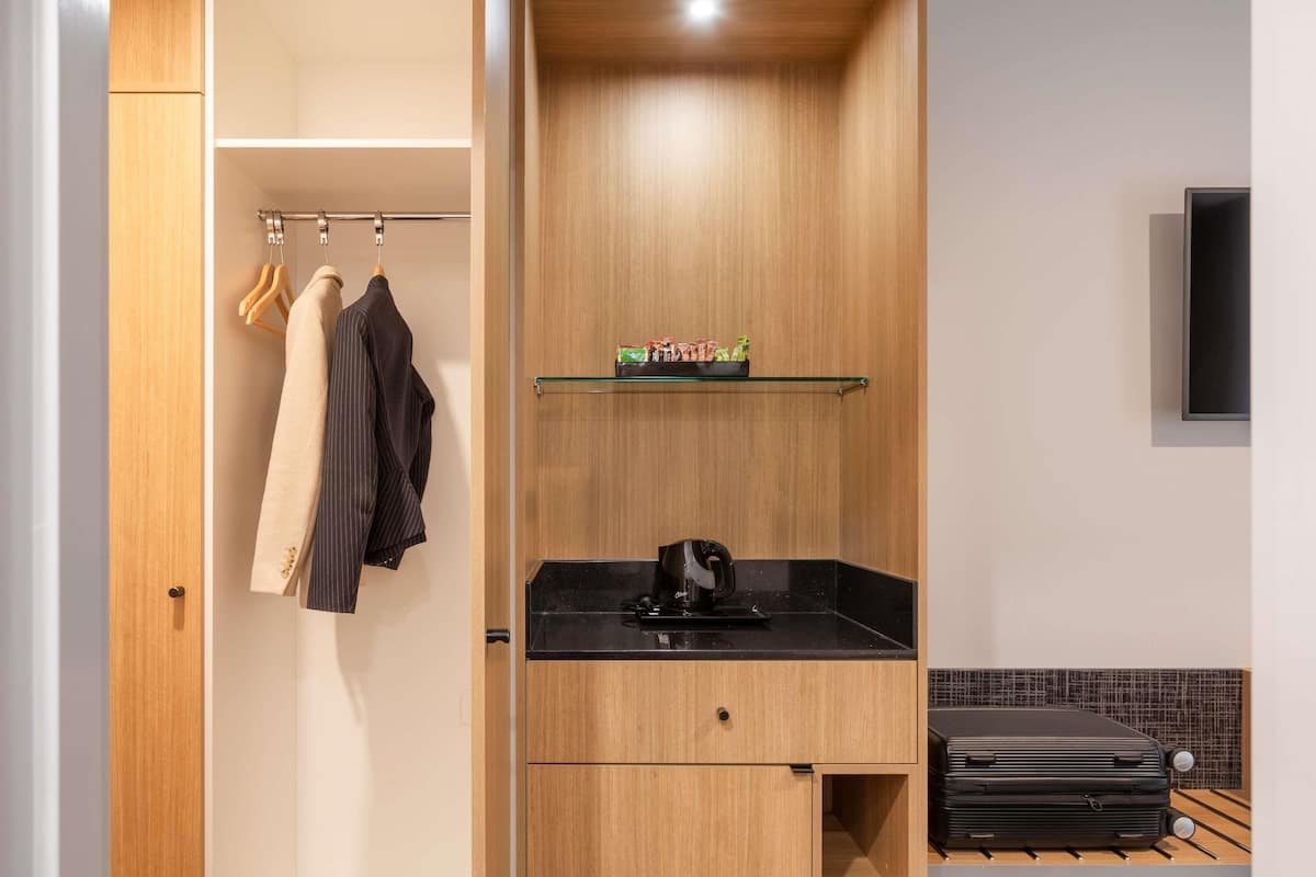 Caja de seguridad en la habitación, escritorio y cortinas blackout