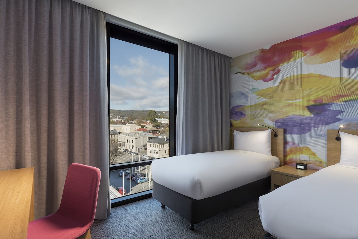 Deluxe kamer, 2 eenpersoonsbedden | Een kluis op de kamer, een bureau, verduisterende gordijnen