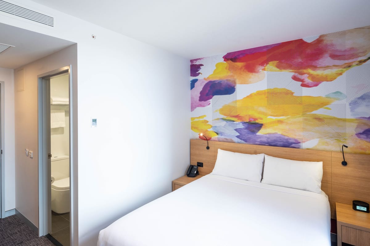 Standaard kamer, 1 queensize bed | Een kluis op de kamer, een bureau, verduisterende gordijnen