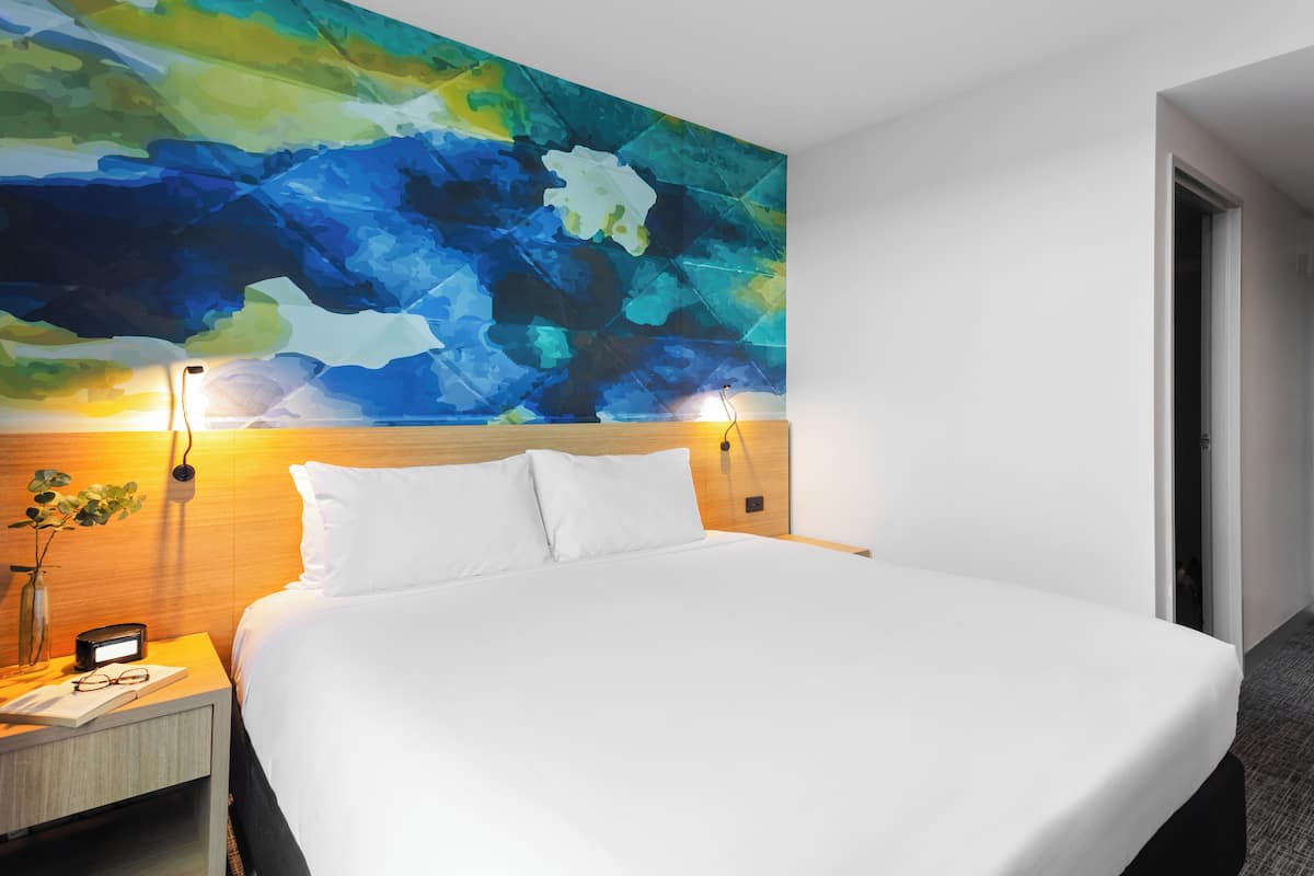 Standard Room, 1 King Bed | In-room safe, desk, blackout drapes, iron/ironing board