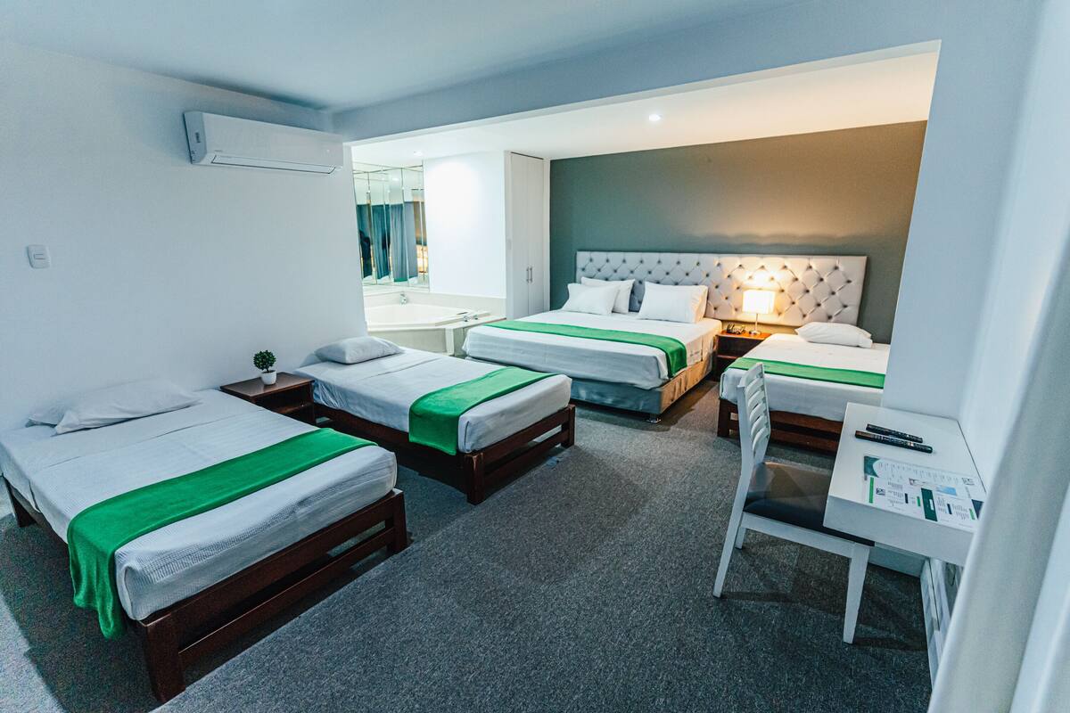 Habitacion Quintuple | 迷你吧、客房内保险箱、办公桌、熨斗/熨板