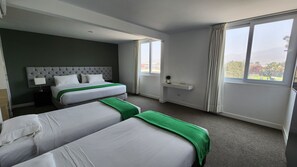 Habitación cuádruple | Minibar, caja de seguridad en la habitación y escritorio