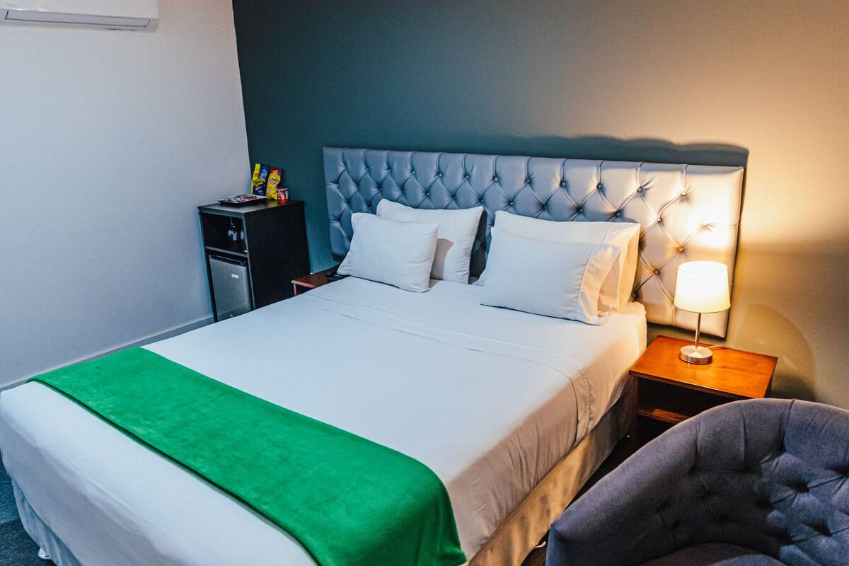 Habitacion Matrimonial | 迷你吧、客房内保险箱、办公桌、熨斗/熨板