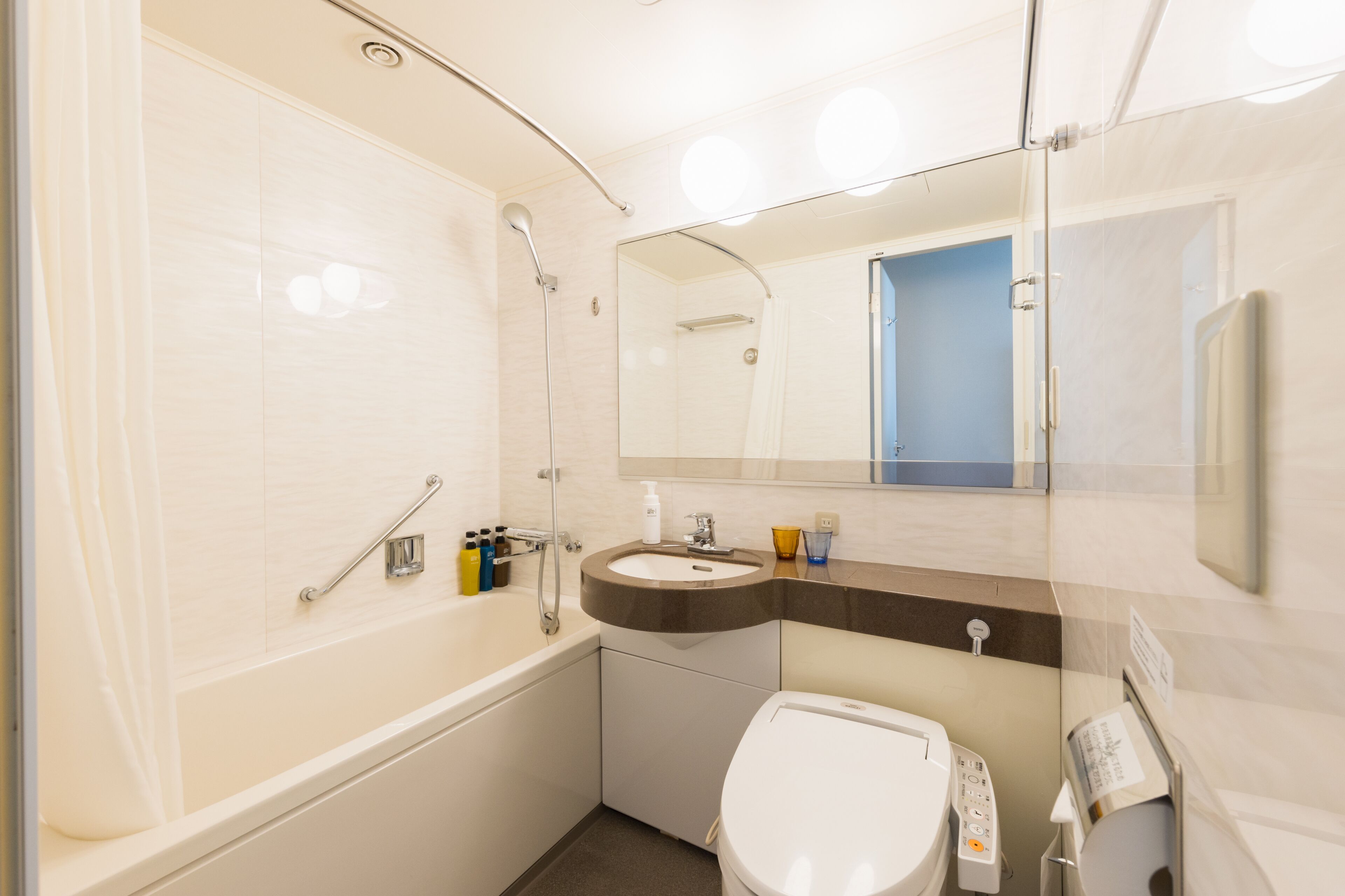 combined shower/bathtub, hair dryer, slippers, bidet