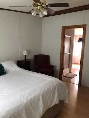 3 bedrooms, desk, iron/ironing board, free WiFi - Welcome to SkyCapps. Family and pet friendly (McEwen)