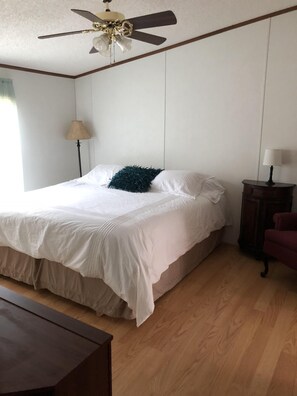 3 quartos, escrivaninha, ferros/tábuas de passar roupa