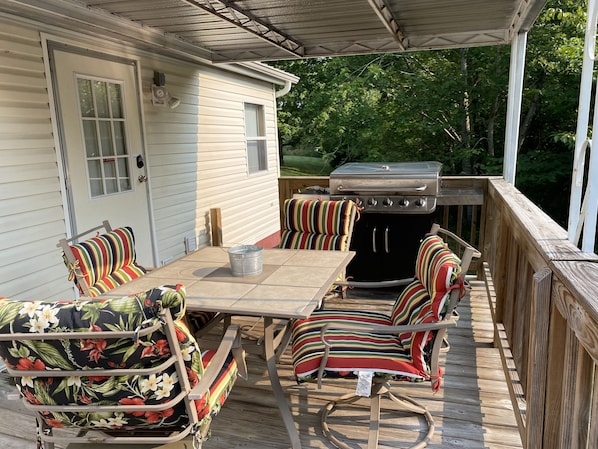 Outdoor dining - Welcome to SkyCapps. Family and pet friendly (McEwen)
