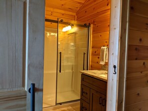 Dusj, hårføner, håndklær og såpe