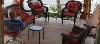 Awesome getaway on the Bay! 265' pier; pool, spa, tons of amenities, great views