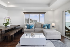 TV - Sunrise Malibu Road Beachfront Penthouse (Malibu)
