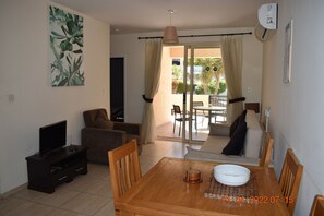 Fernseher, DVD-Player, Bücher, Videothek