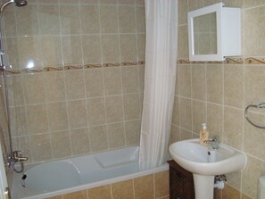 Badewanne, Haartrockner, Handtücher, Seife