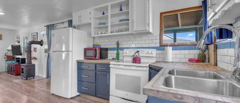 Réfrigérateur, four à micro-ondes, un four, surface de cuisson