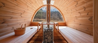 Mountain house with Scandinavian BBQ hut and Hot tub