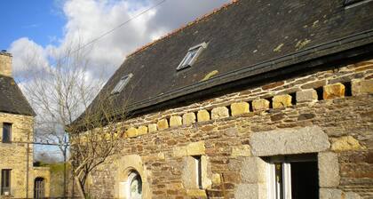 COQUETTE MAISON DANS UN DOMAINE A CARACTÈRE HISTORIQUE 