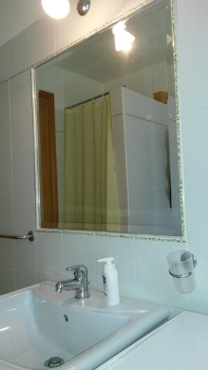 Een douche, een haardroger, een bidet, handdoeken