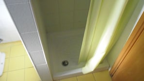 Een douche, een haardroger, een bidet, handdoeken
