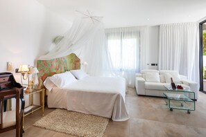 6 bedrooms, travel crib, internet