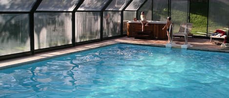 Una piscina techada, una piscina climatizada