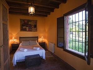 2 habitaciones, tabla de planchar con plancha y cuna de viaje 