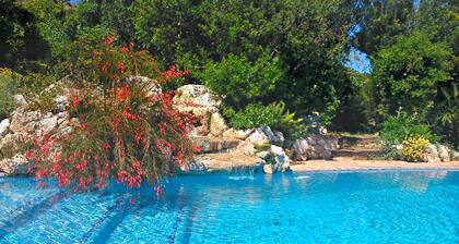 Viehättävä Rocabella mökki kauniilla ulkotiloilla