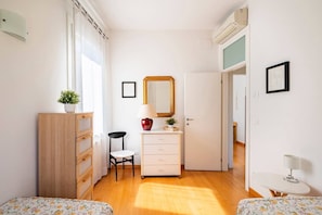 2 bedrooms, iron/ironing board, WiFi