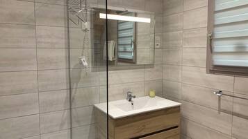 Douche, sèche-cheveux, papier toilette